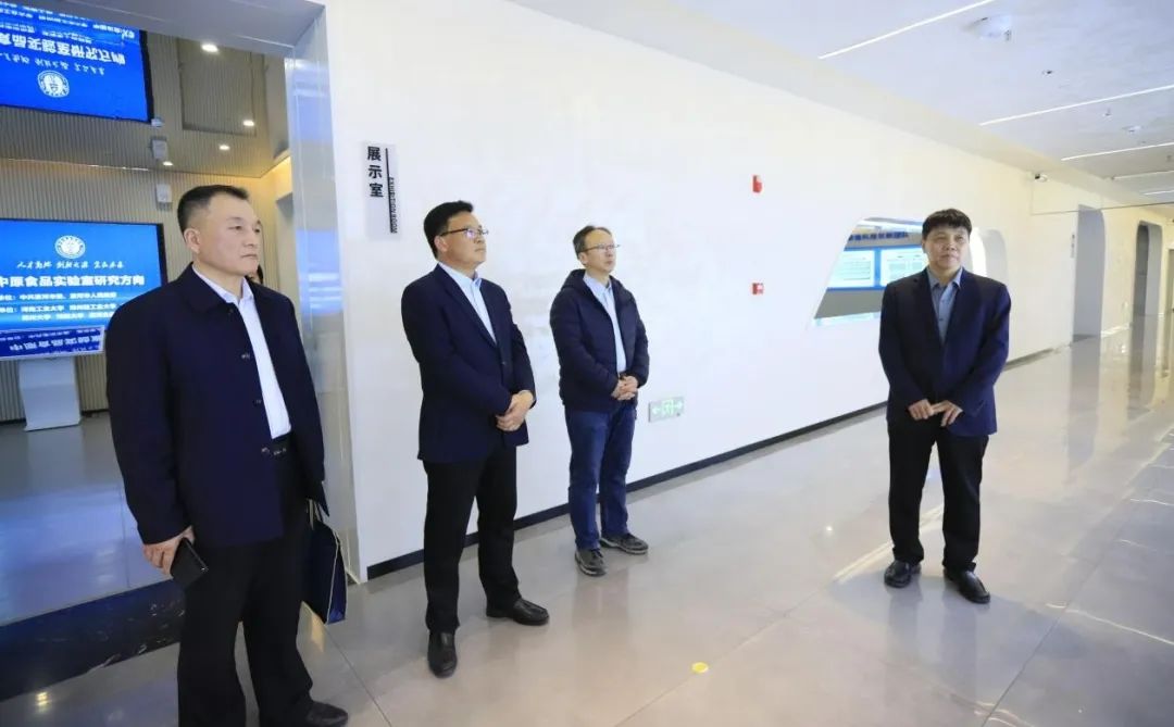 森林舞会官网乳业集团党委书记、、董事长唐洪峰一行赴中原食品尝试室同中国工程院院士、、中原食品尝试室主任任发政座谈互换