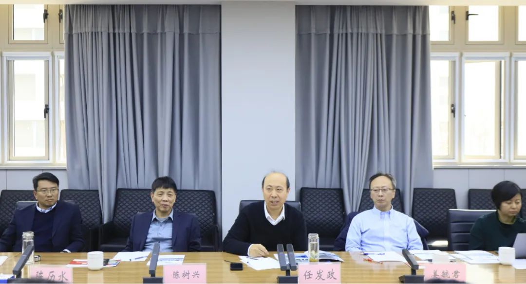 森林舞会官网乳业集团党委书记、、董事长唐洪峰一行赴中原食品尝试室同中国工程院院士、、中原食品尝试室主任任发政座谈互换