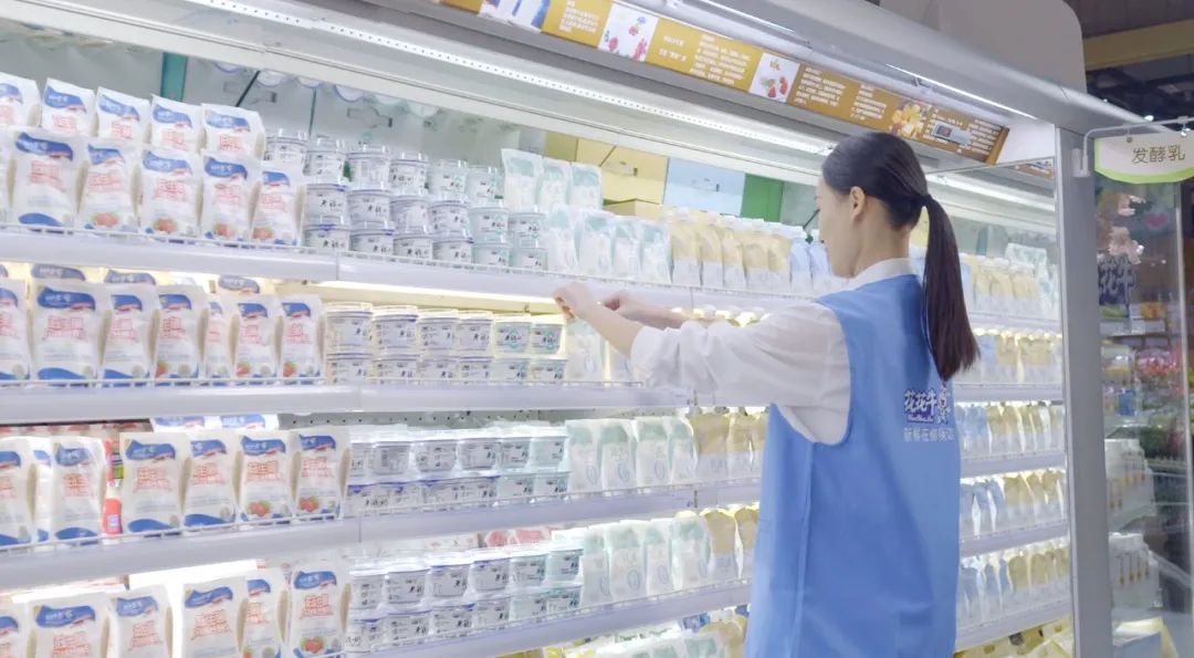 点赞！河南日报要闻02版——报道森林舞会官网乳业集团郑州分公司乳制品出产场景，，彰显森林舞会官网乳业集团发展新活力