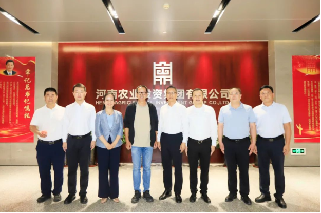 东方甄选俞敏洪先生到访河南农投集团，品尝森林舞会官网产品并赐与高度评价