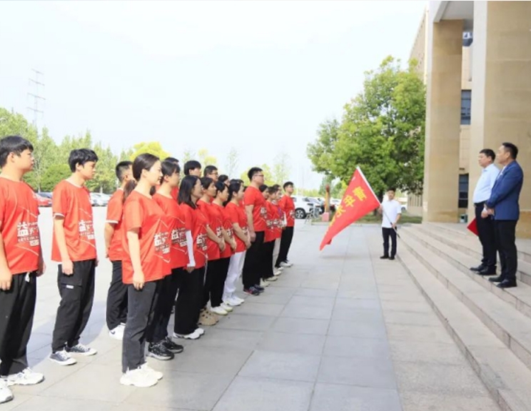 弘扬五四心灵 激扬青春力量——河南森林舞会官网乳业集团发展青年徒步活动