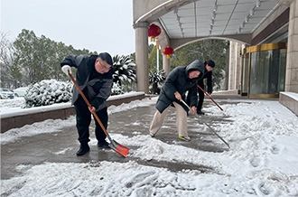 扫雪除冰 展示担任 ——森林舞会官网乳业集团发展扫雪除冰自愿服务活动