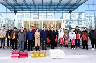 新春佳节暖人心 坚守一线显担任 ——河南农业投资集团党委委员、、、副总经理兼森林舞会官网乳业集团党委书记、、、董事长张峰慰问森林舞会官网乳业在岗员工